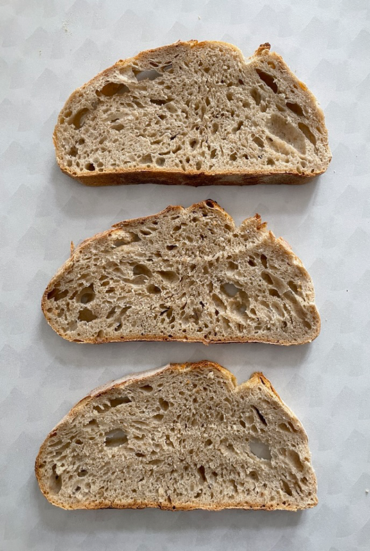 Drei Sauerteigbrotscheiben