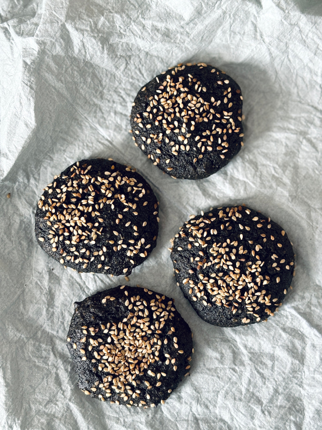 Sauerteig-Cookies mit schwarzer Tahin, Orangen und Sesam